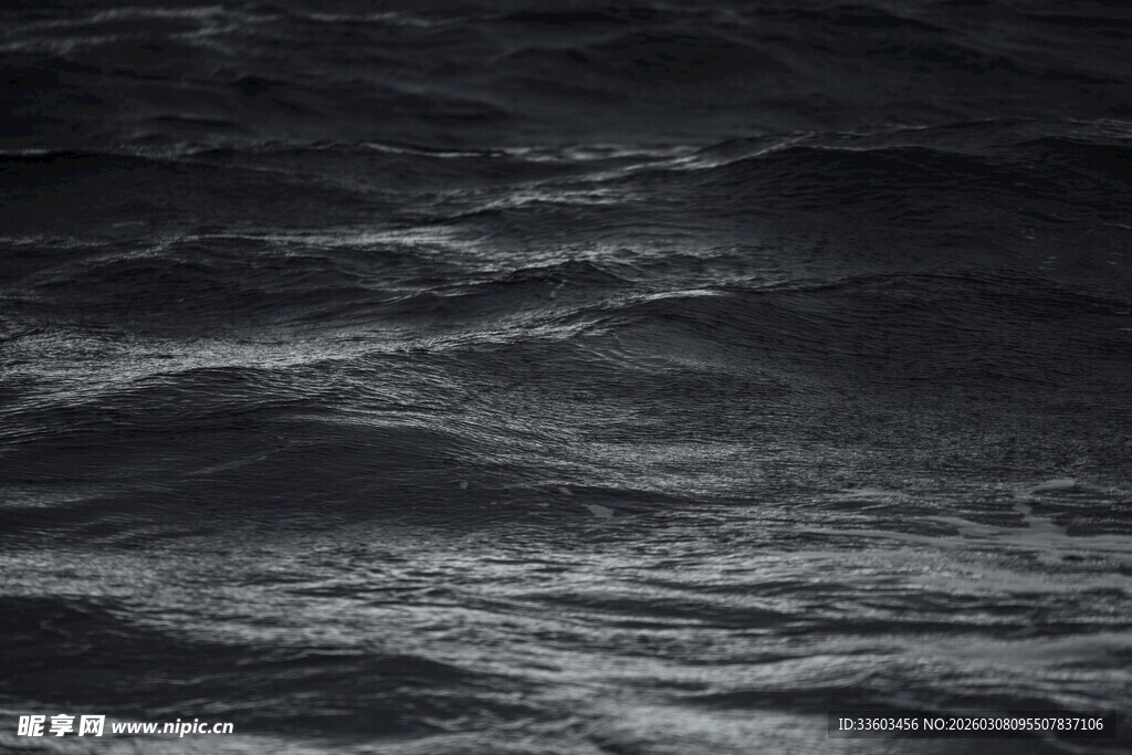 黑暗海面的涌动波纹