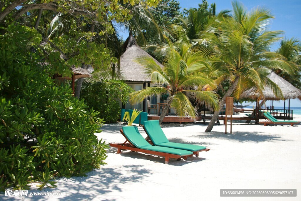 热带海滩休闲躺椅美景