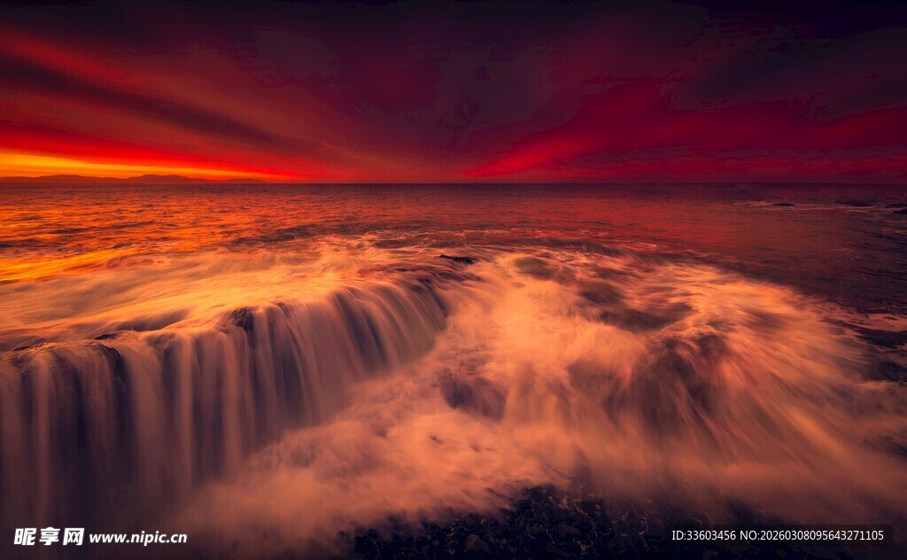 壮丽瀑布与绚烂天空景观