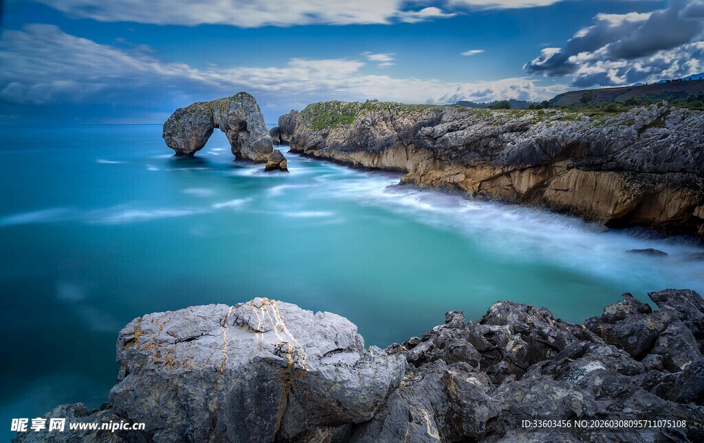 海边拱形岩石美景