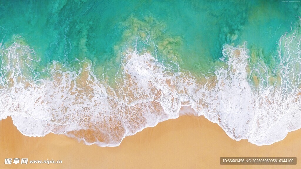 海浪轻拍沙滩的美丽瞬间