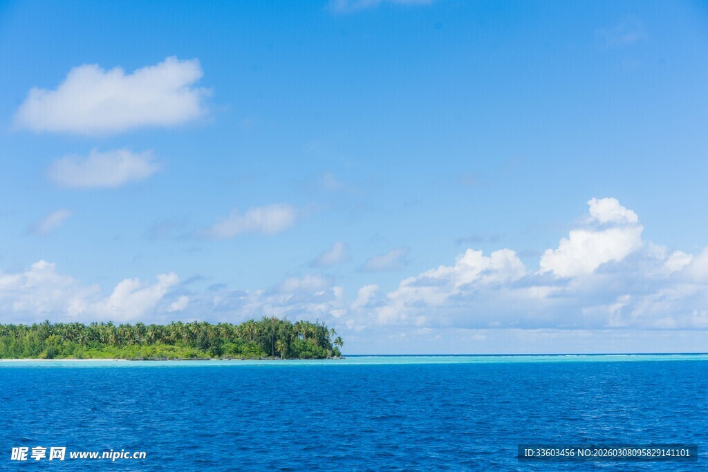 美丽海岛的蓝色海洋风光