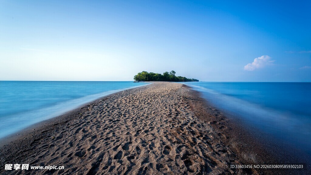 海边延伸至小岛的美丽沙径