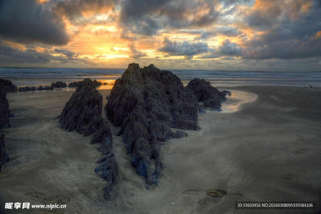 海边夕阳下的壮观礁石景观
