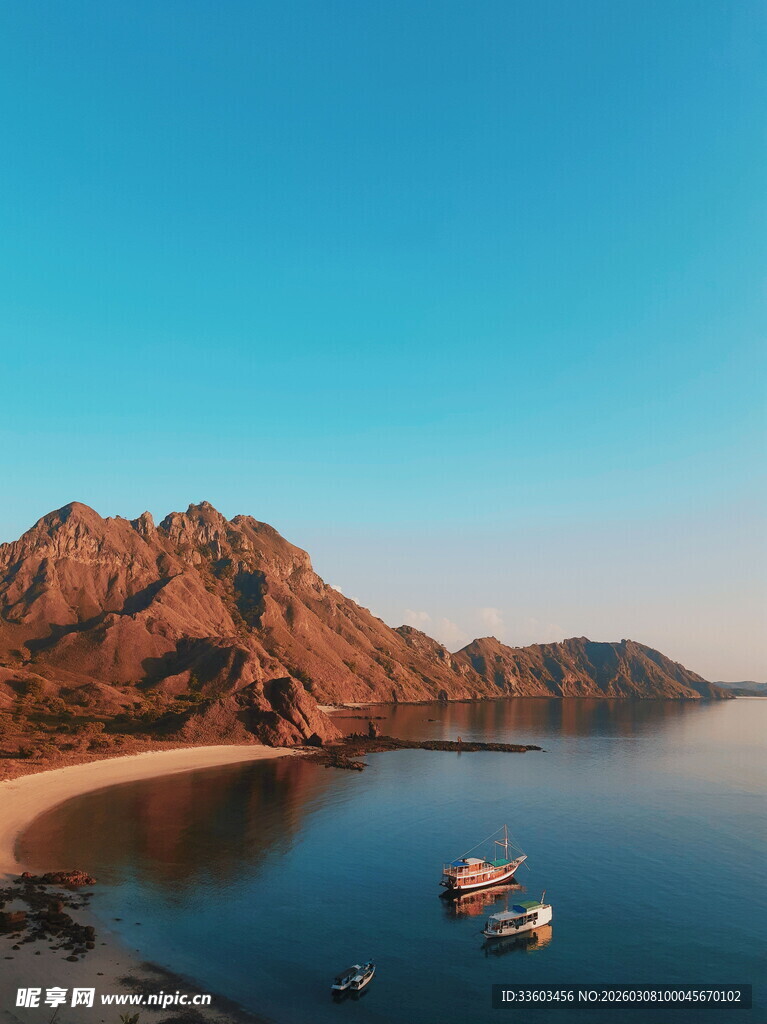 海边壮丽山景与停泊小船