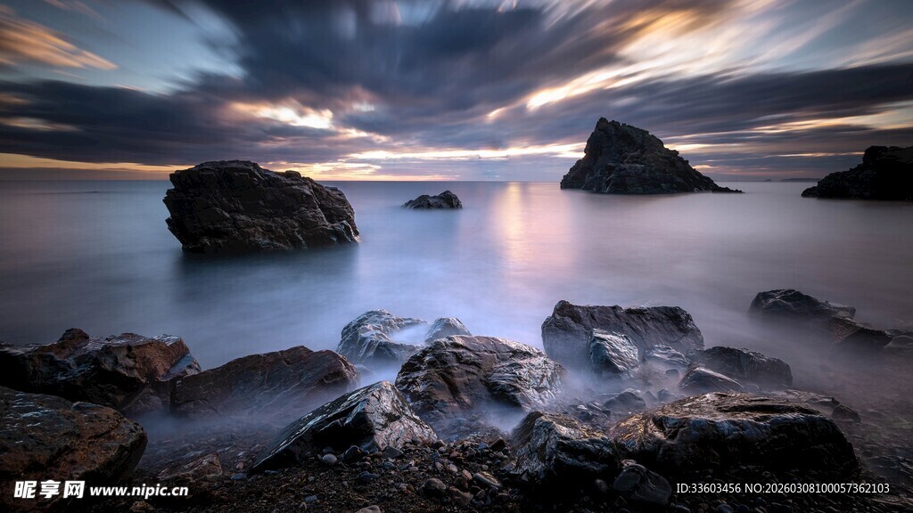 海边暮色中的礁石美景