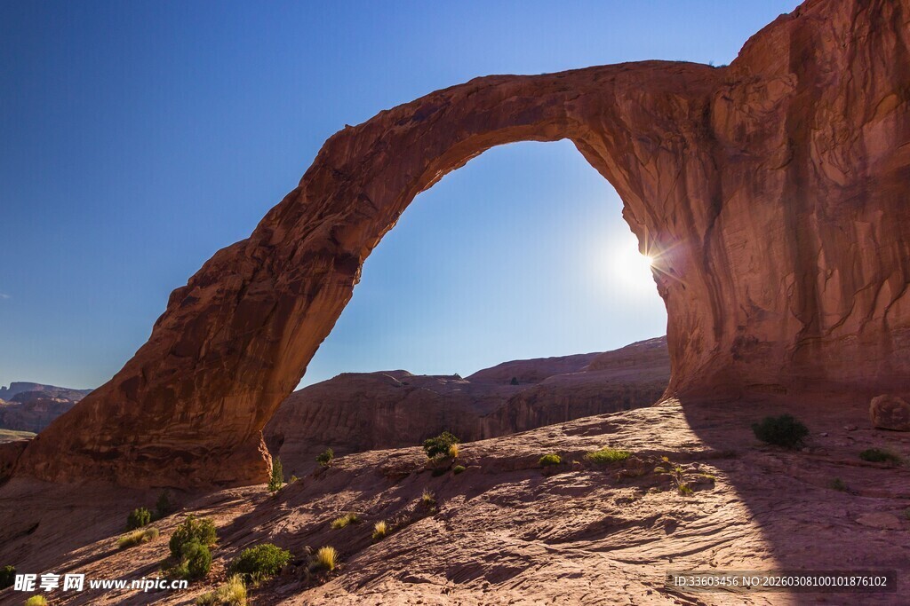 沙漠中的壮丽拱形岩石景观