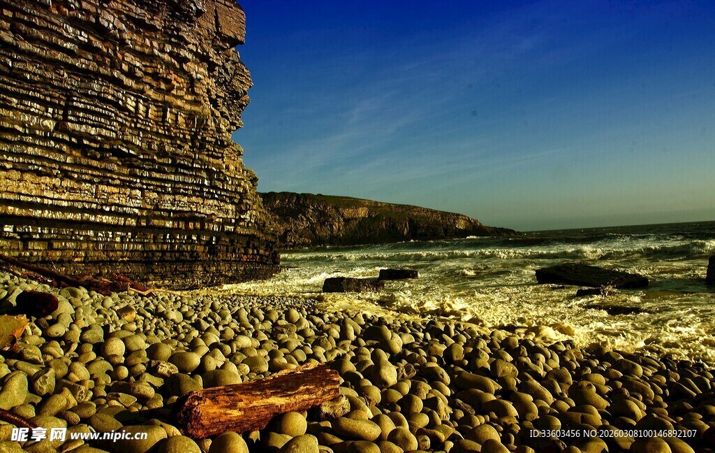 海岸边的层叠岩石美景