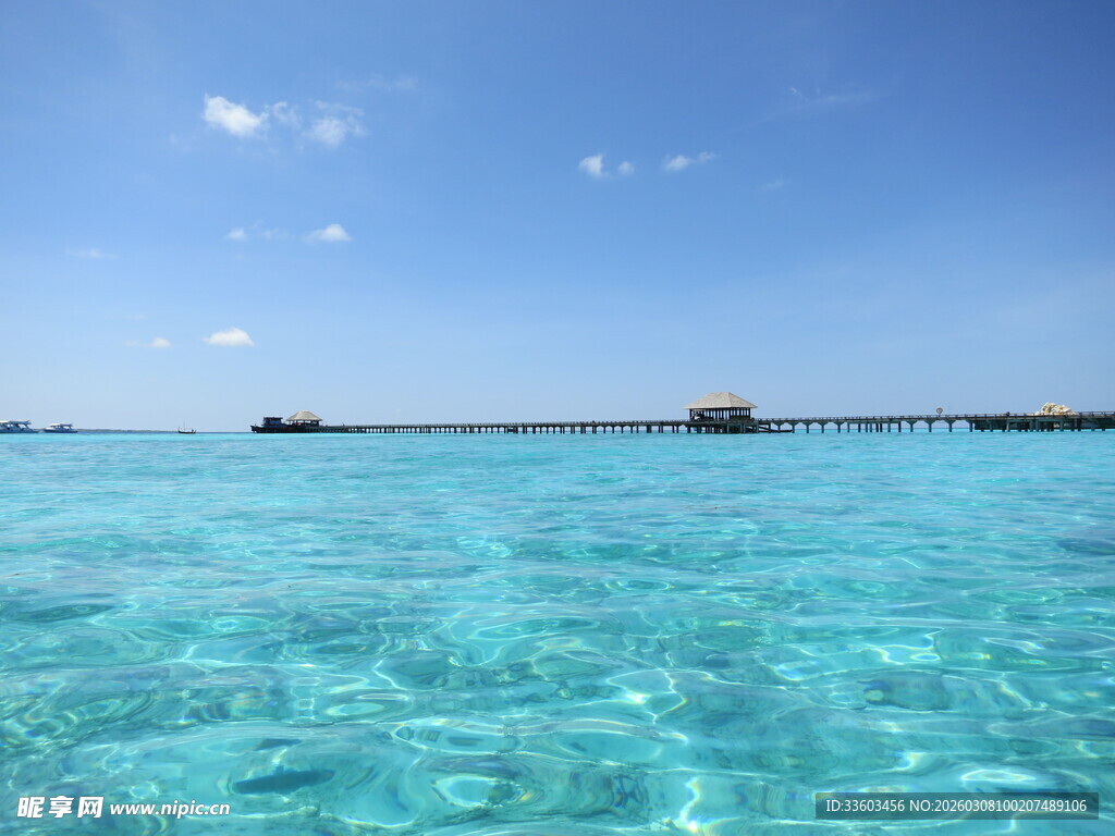 清澈碧蓝的美丽海滨风光