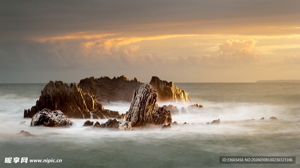 海边礁石日落美景