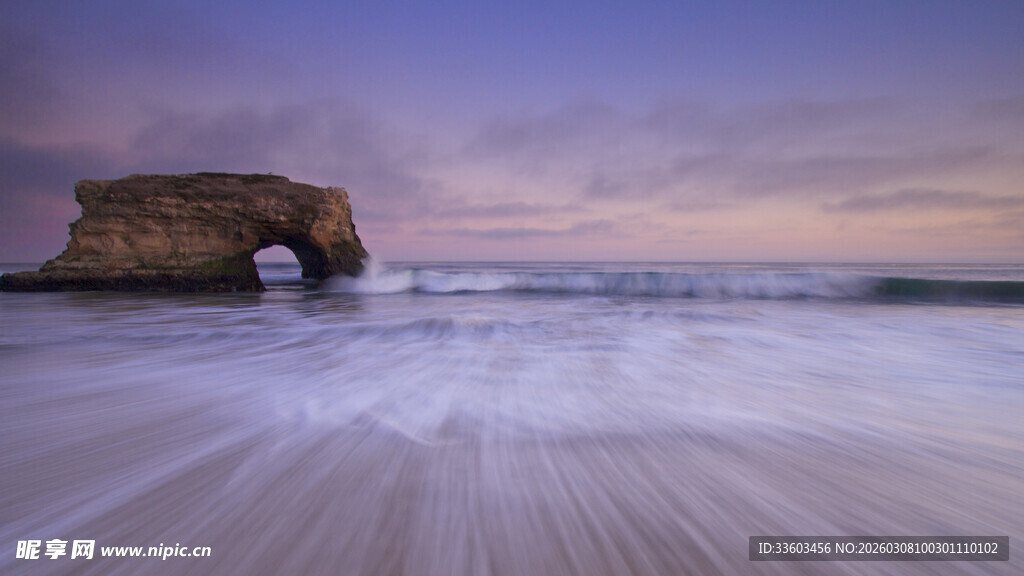 海边黄昏下的拱形岩石美景
