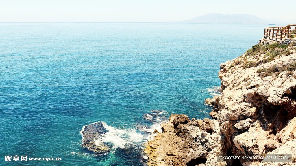 悬崖边的壮阔蓝色海景