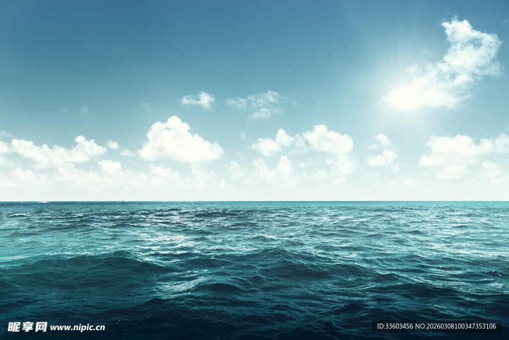 蔚蓝大海与晴朗天空