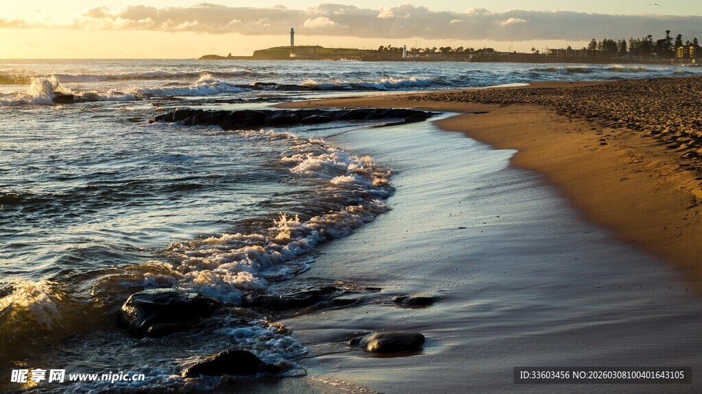 夕阳下的海边沙滩美景