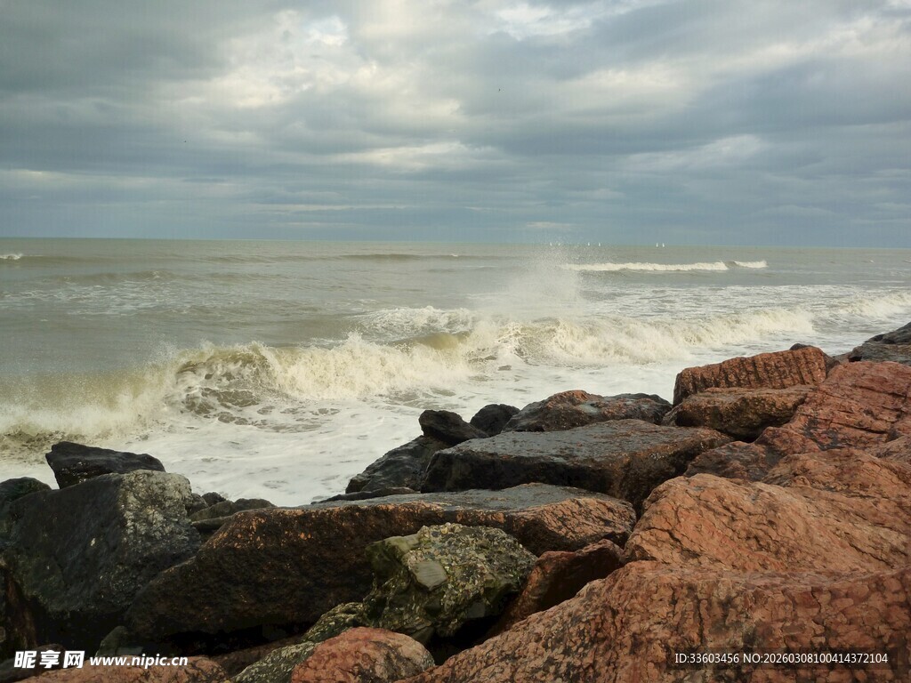 海边礁石与翻涌海浪