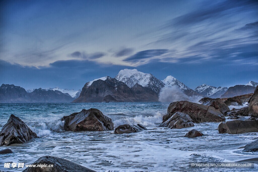海边壮丽的雪山岩石景观