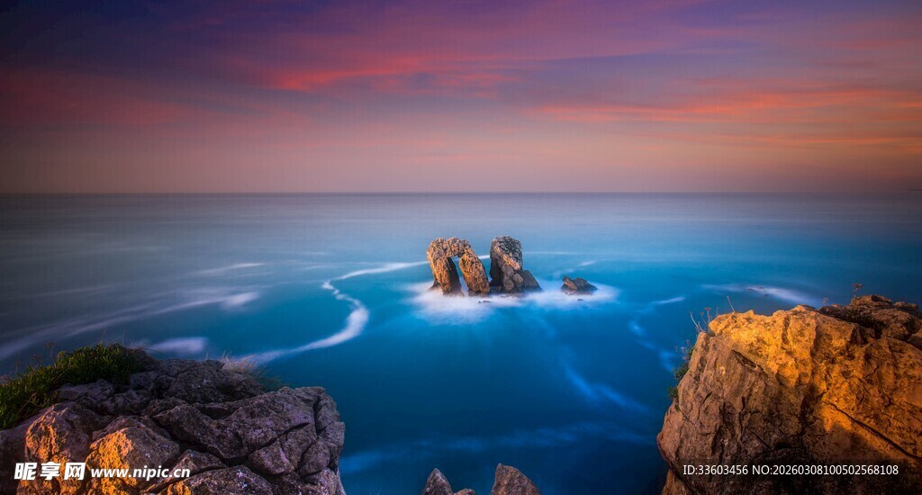 海边壮丽日落与礁石景观