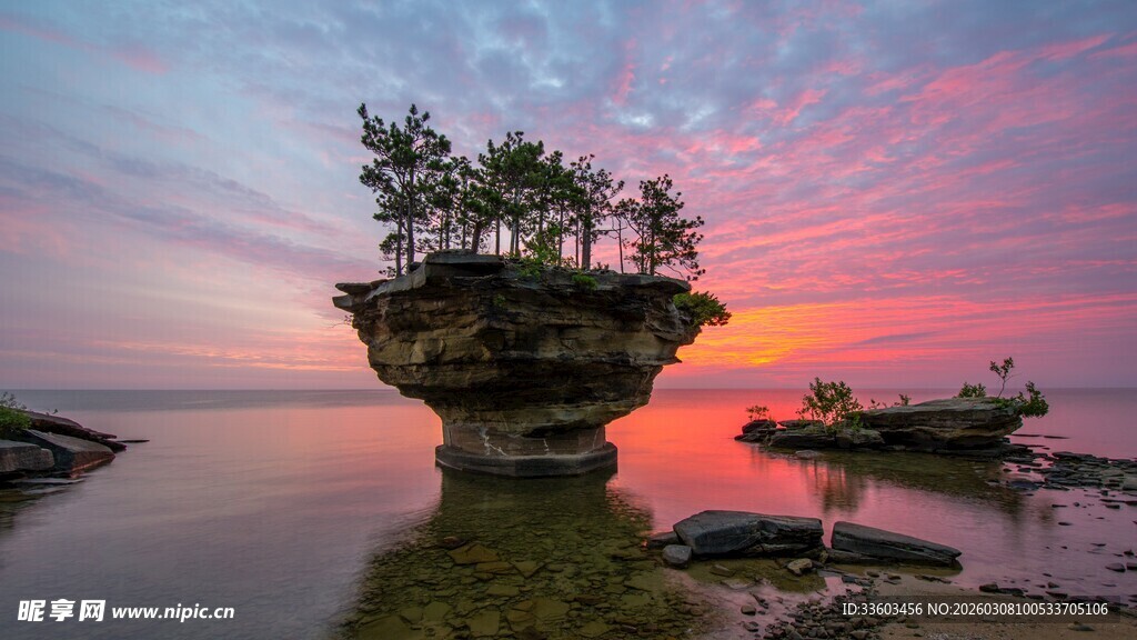 梦幻夕阳下的孤岩奇景
