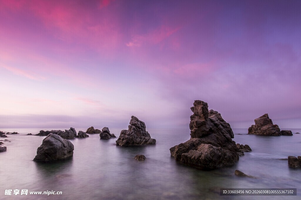 海边暮色中嶙峋礁石景观