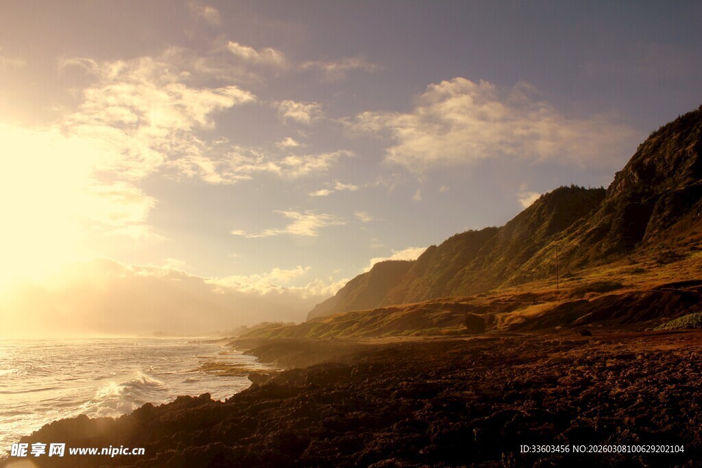 海边日落时分的壮丽山景