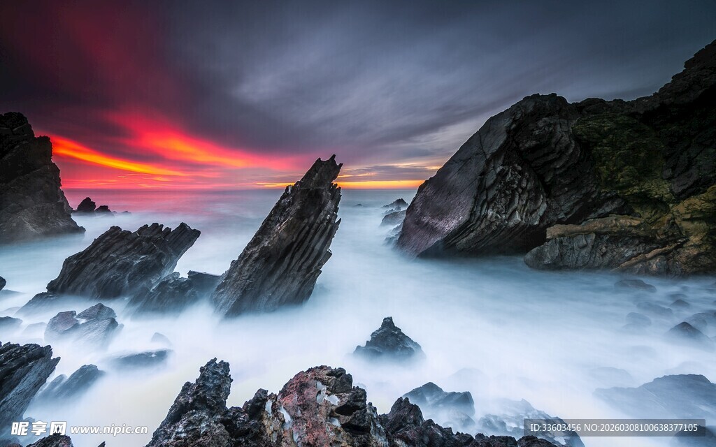 海边日落与嶙峋礁石美景