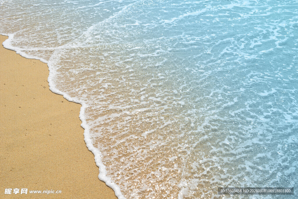 海浪轻吻沙滩的美丽瞬间