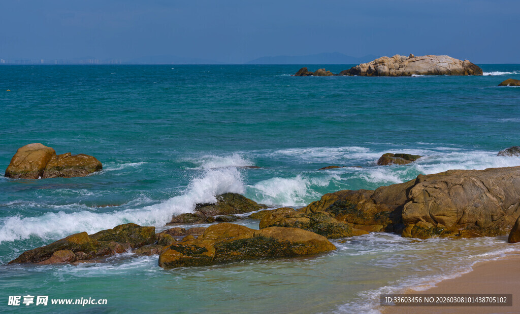 海边礁石与翻涌海浪美景