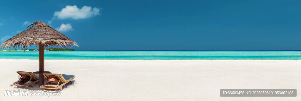 海边遮阳伞下的休闲角落