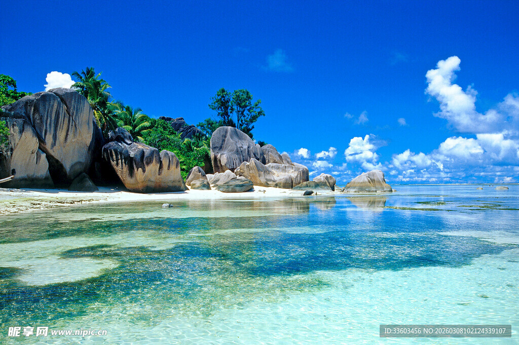 美丽海岛清澈海水景观