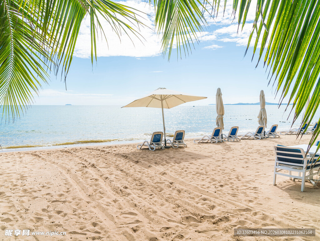 海滨沙滩休闲度假场景