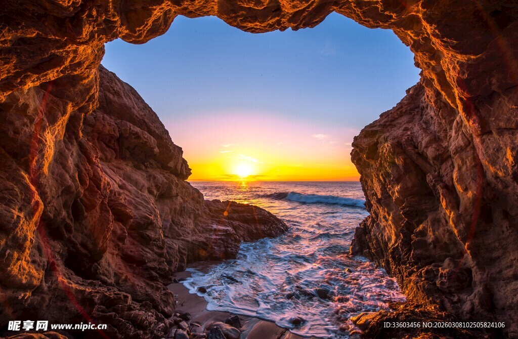 岩洞中观海上绝美日落