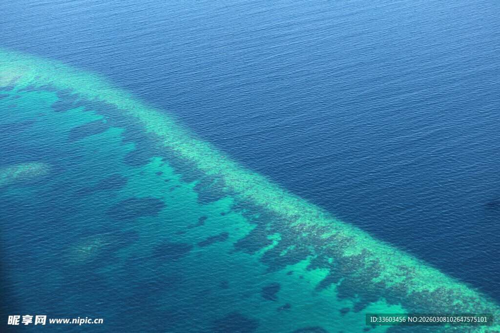 俯瞰美丽壮观的海底珊瑚礁