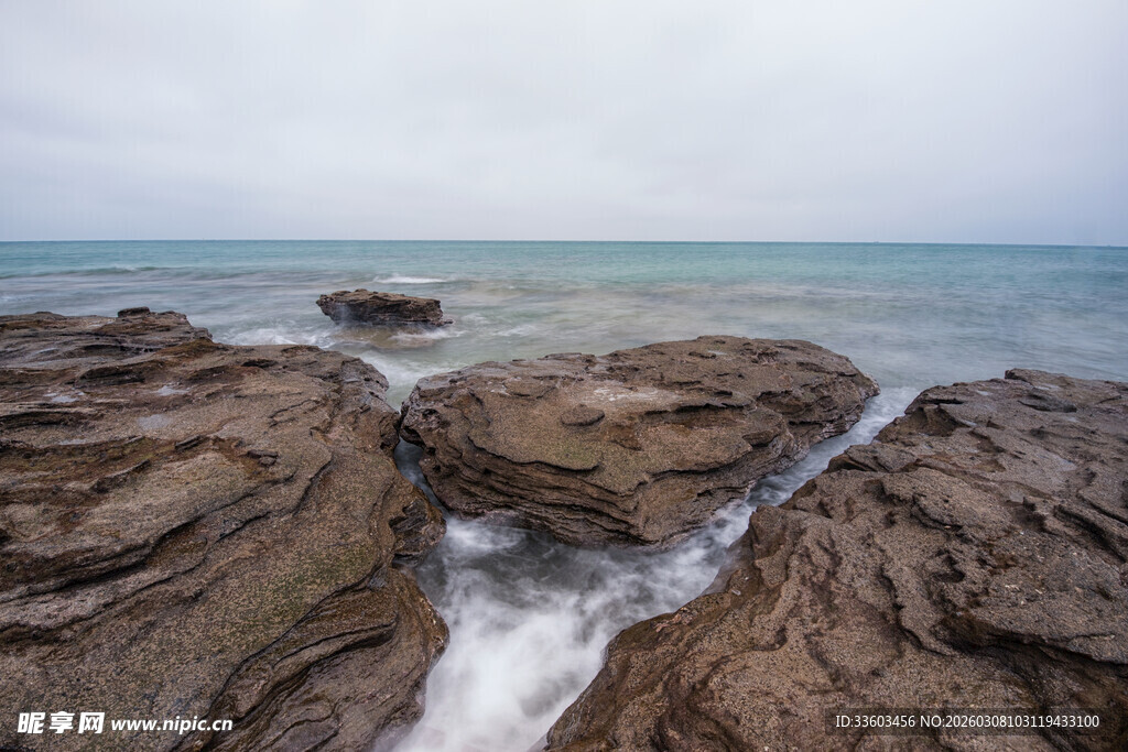 海边嶙峋礁石与翻涌海浪