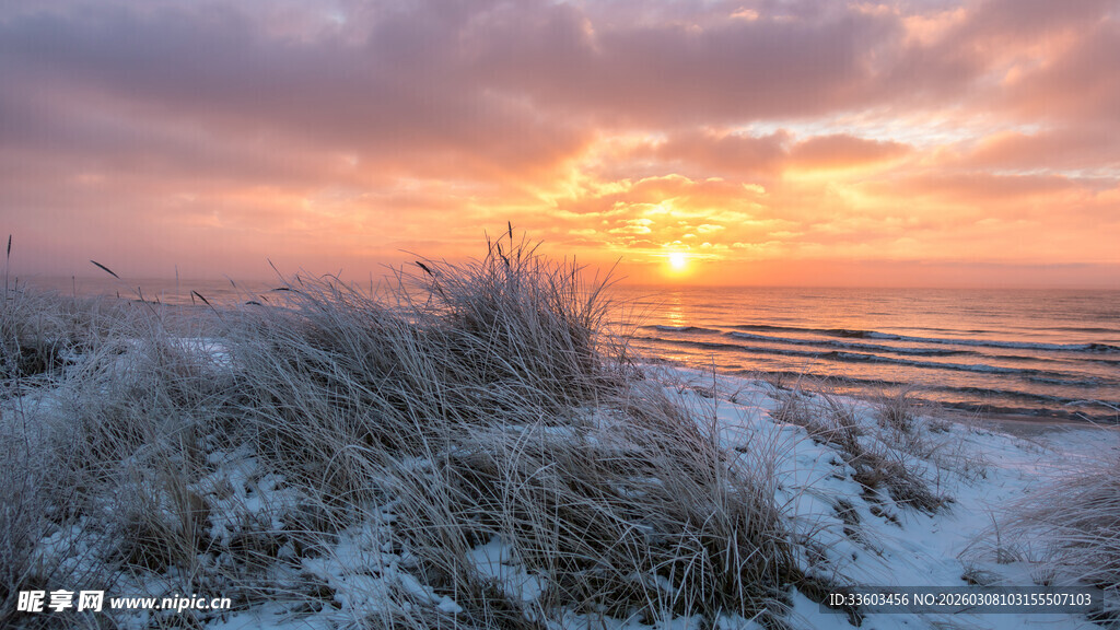 雪覆海滩的绝美日落景观