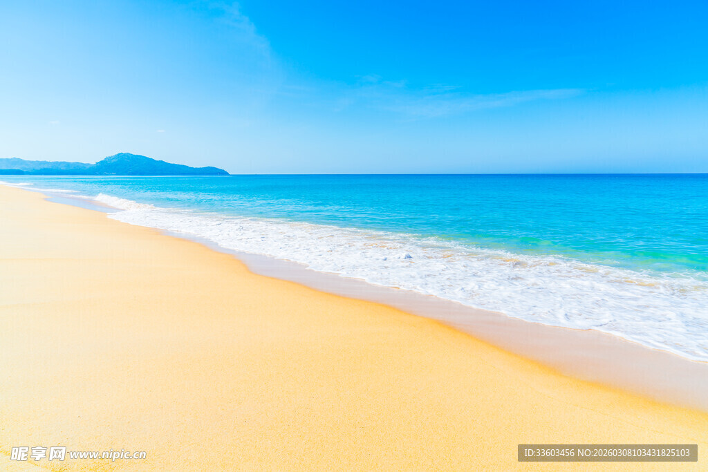 美丽的金色沙滩与蔚蓝大海