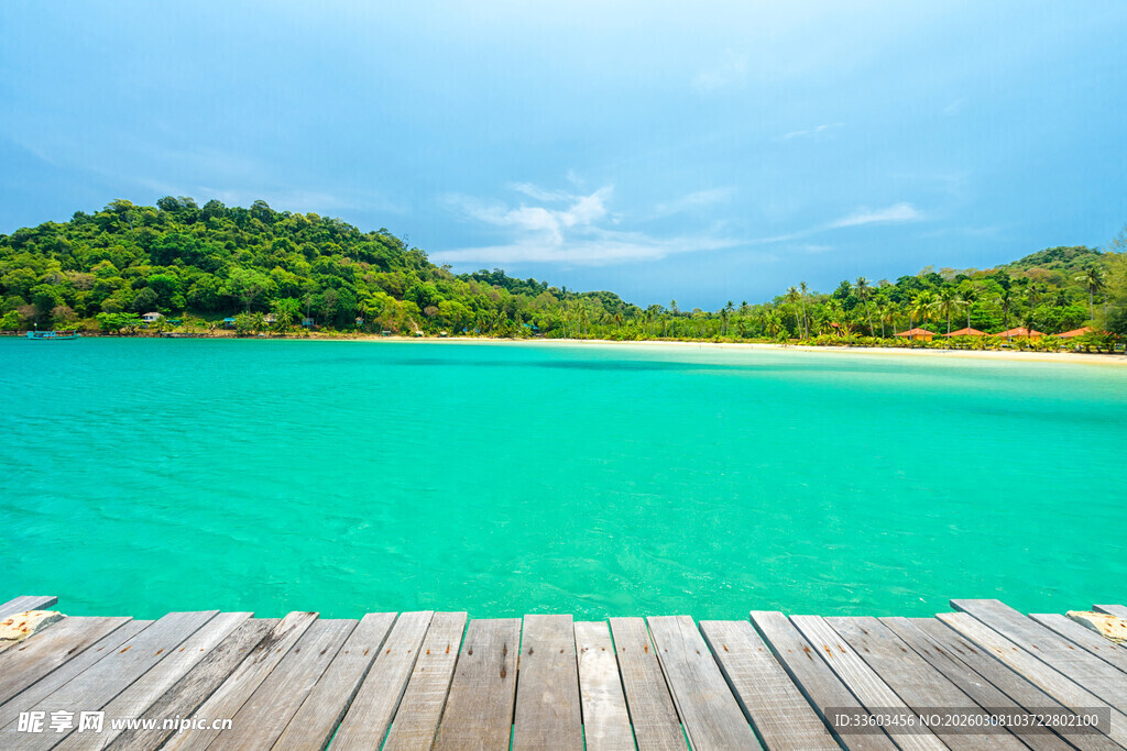 海滨木栈道旁的碧蓝水域