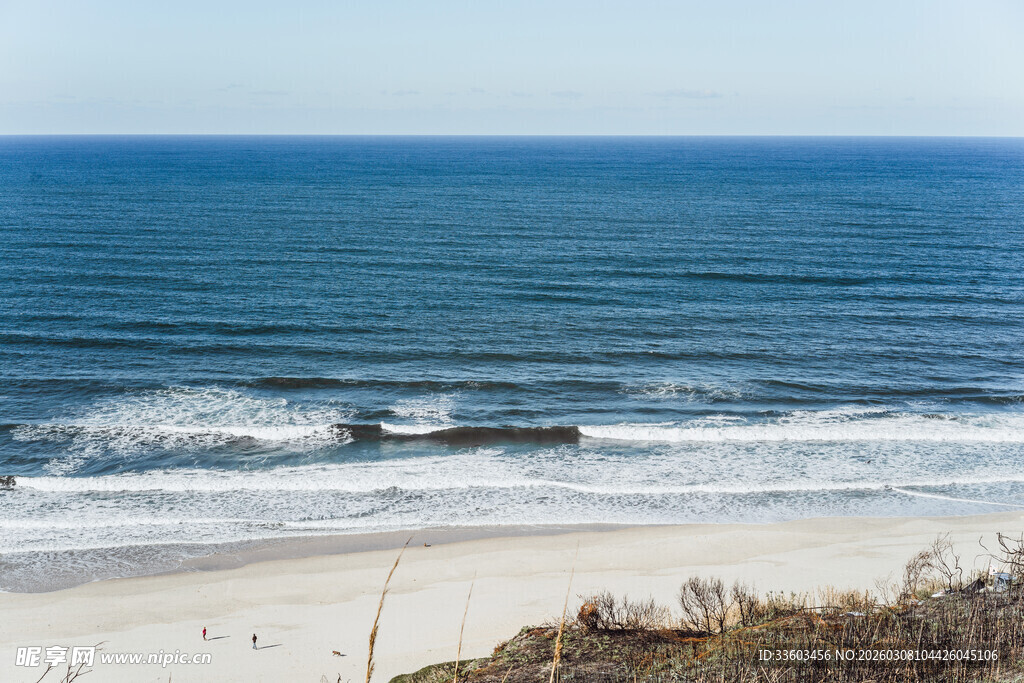 海边沙滩上的海浪景观