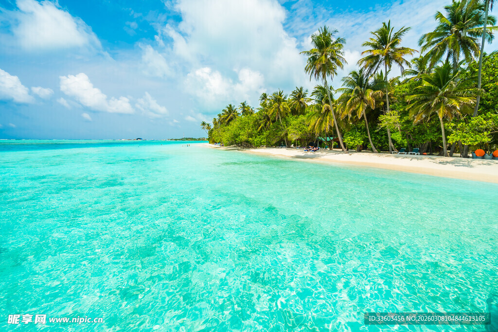 热带海岛清澈碧蓝海岸线