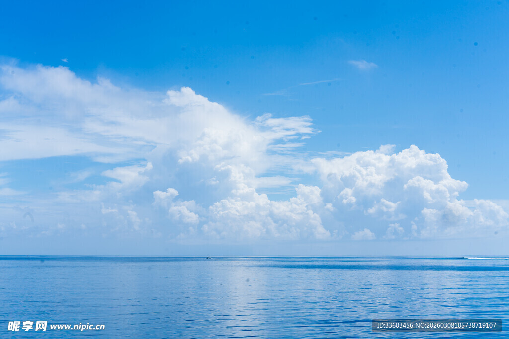 蓝天碧海间的云朵美景