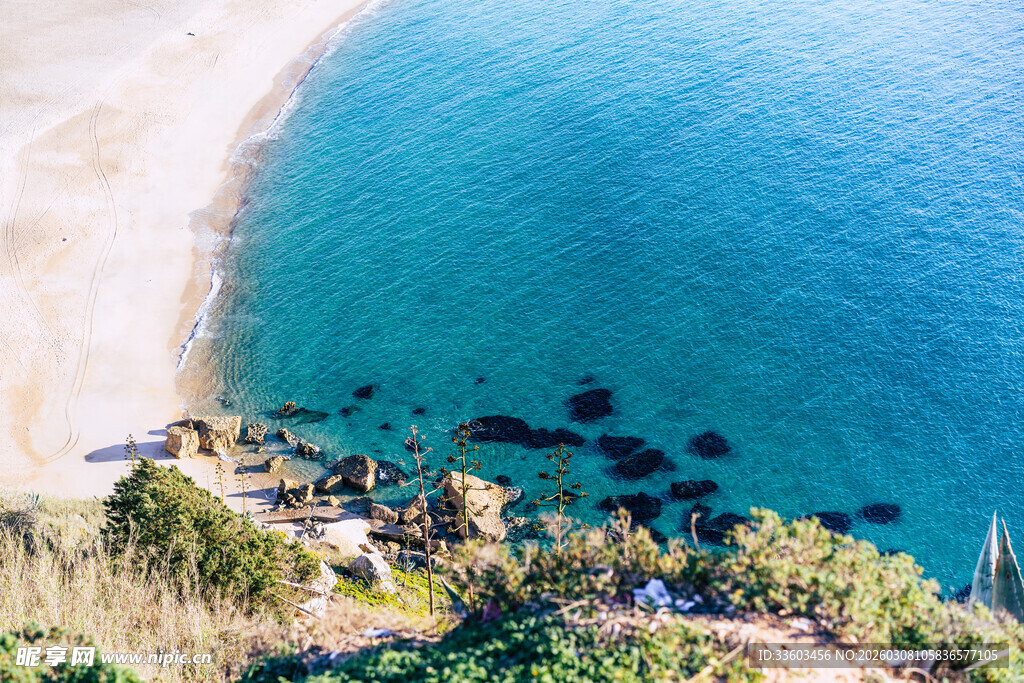 俯瞰美丽海滩与碧蓝海水