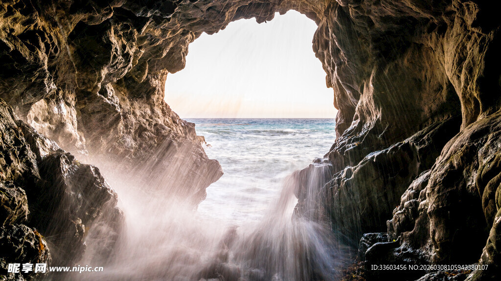 海边岩洞外的迷人海景