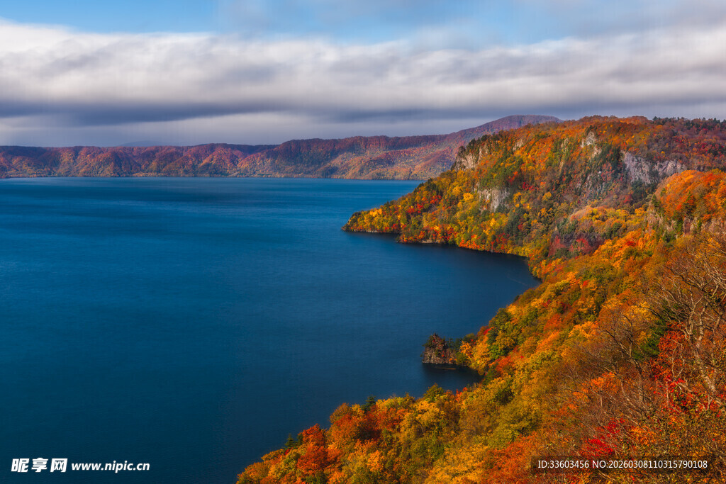 秋日湖畔绚烂美景