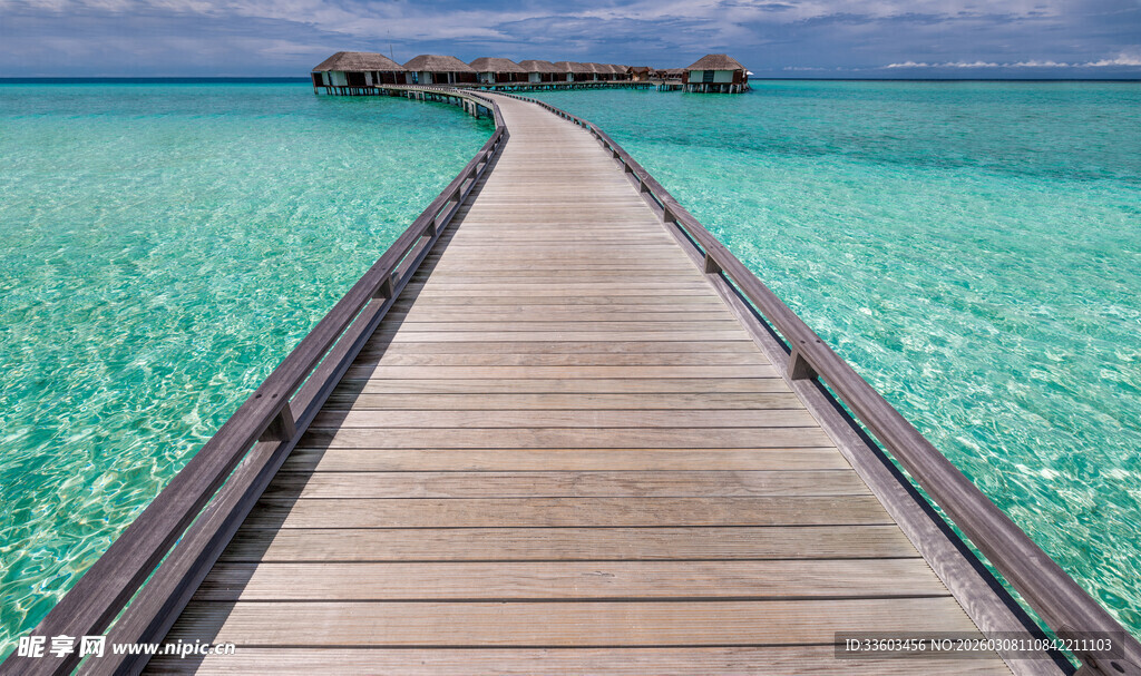 海上木栈道通向碧海蓝天
