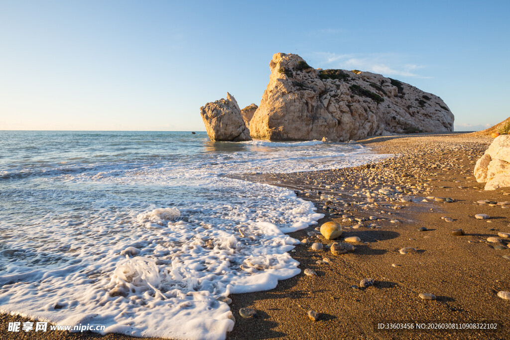 海边礁石与海浪的美丽景致