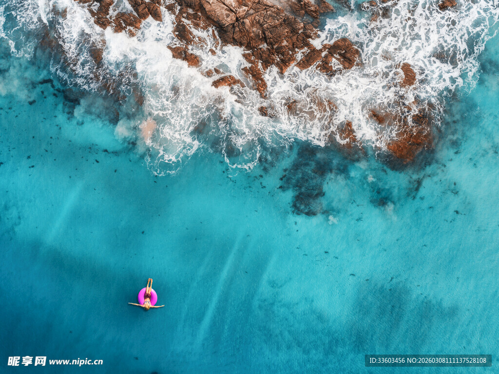 海上浮标与岸边浪花