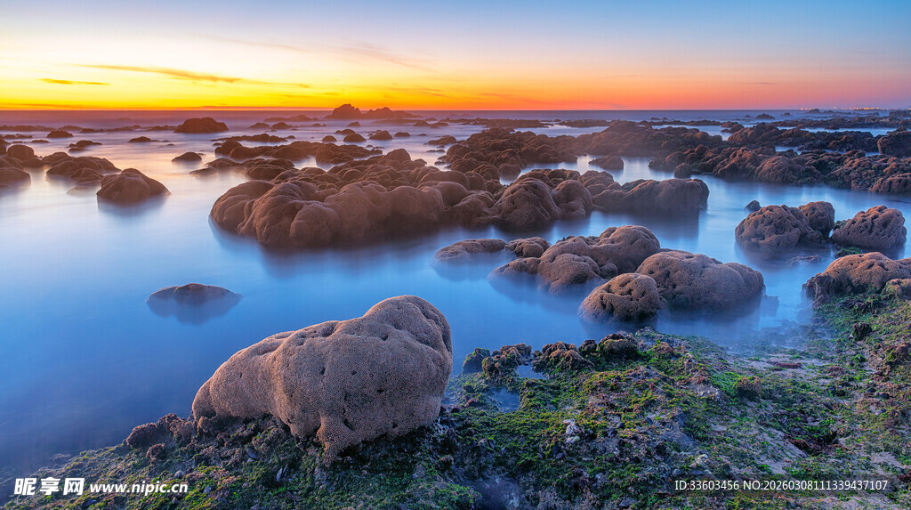 海边日落时的礁石美景