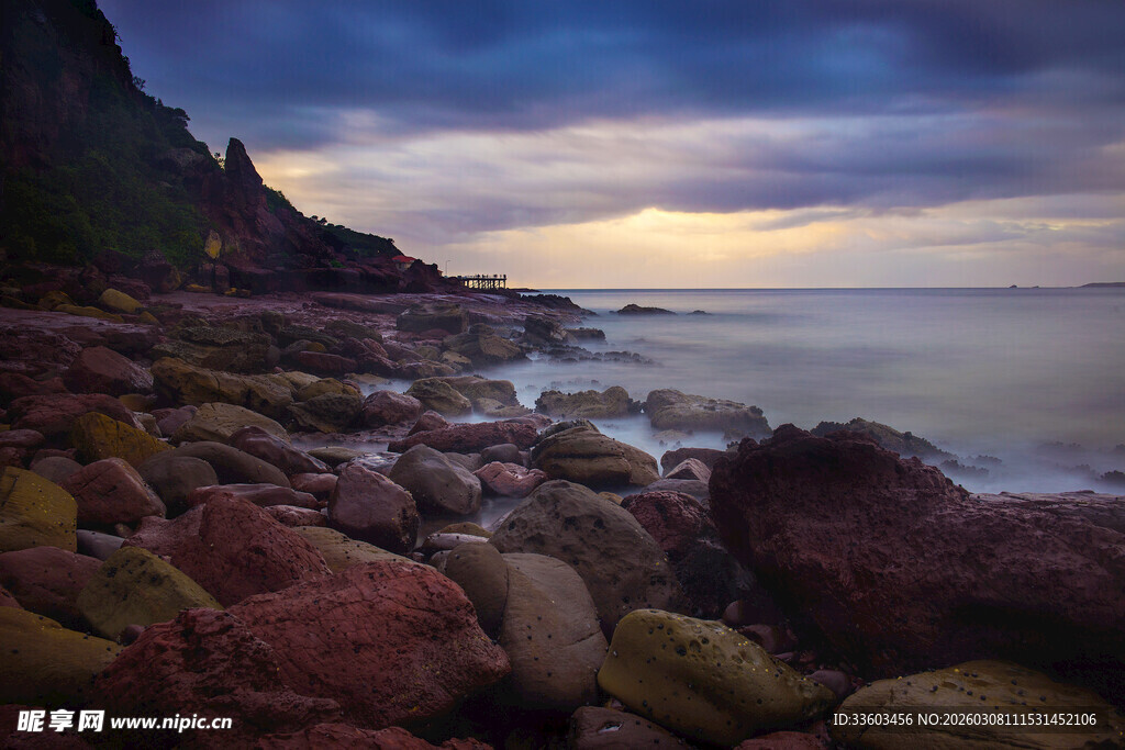 海边黄昏的嶙峋礁石