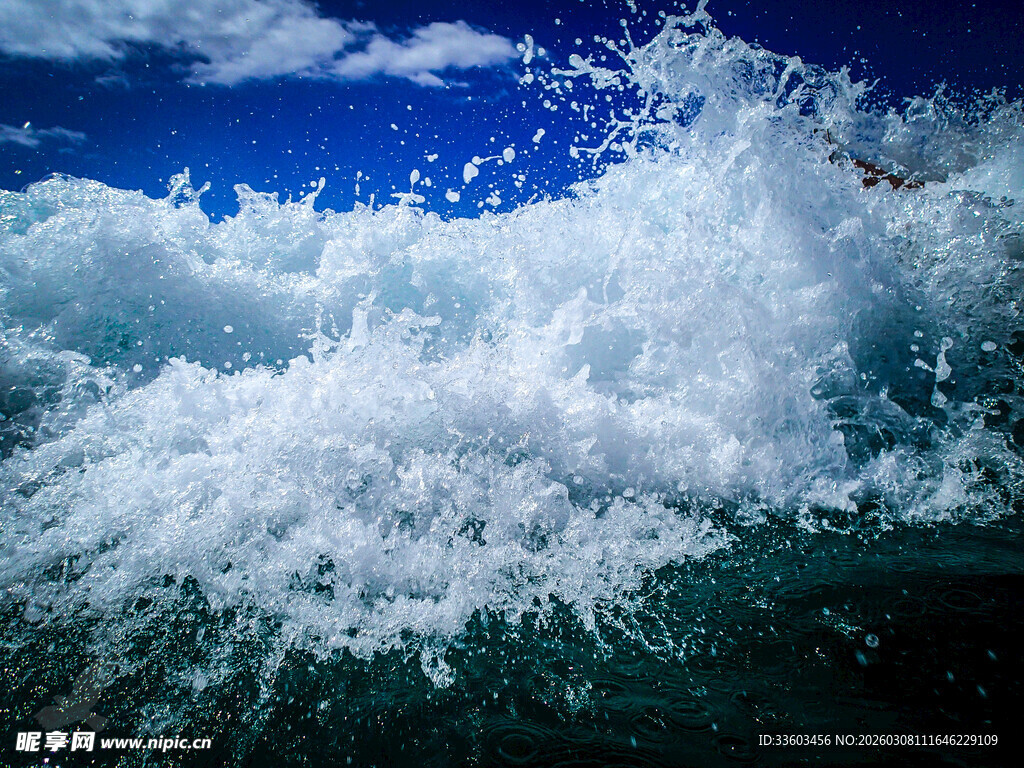 汹涌海浪拍打瞬间