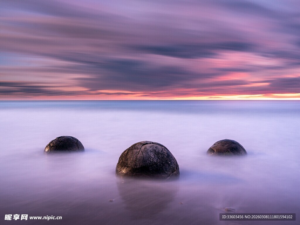 海边日落时的海中巨石