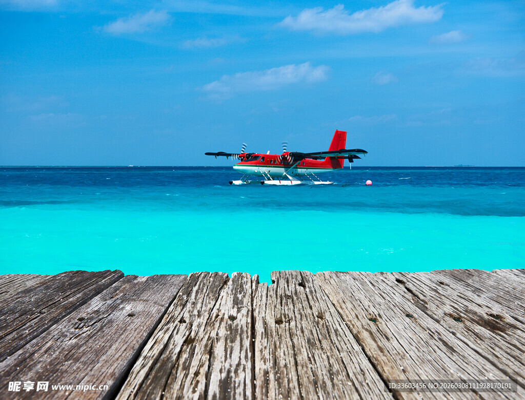 海边木栈前的水上飞机